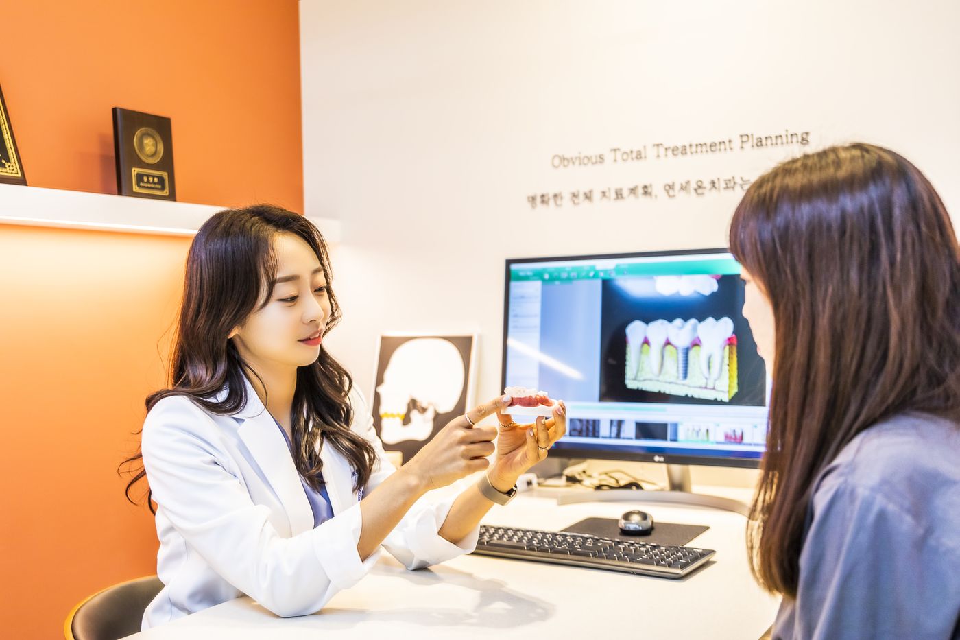 앞니 하나가 바꾸는 것 — 중장년 심미보철에 대하여 — 김경희 대표원장